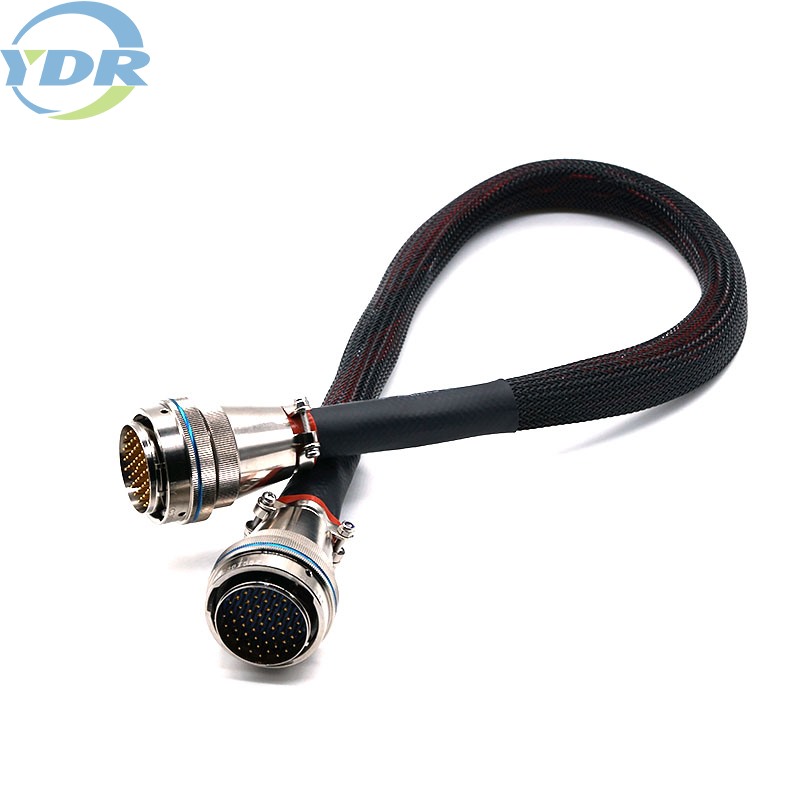 Из каких частей состоит соединительный провод?